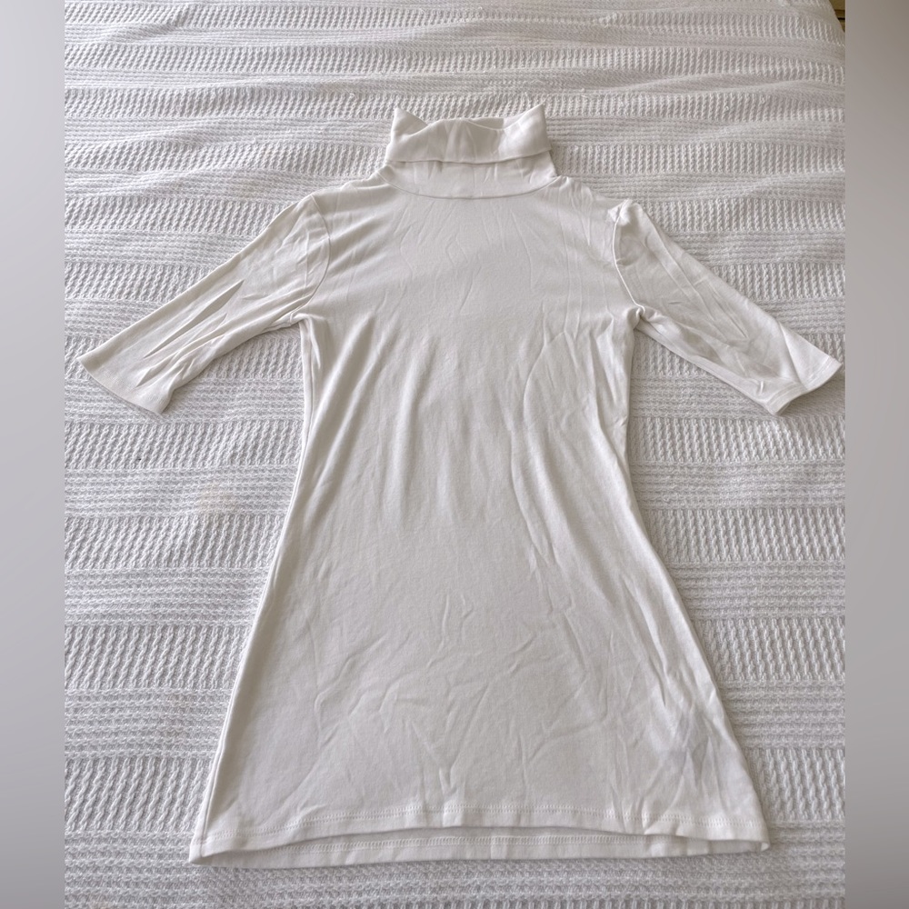 Half sleeve white turtle neck knit